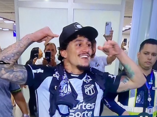 Jogador Vina é recebido com festa pela torcida do Ceará 1 Blog do Eliomar