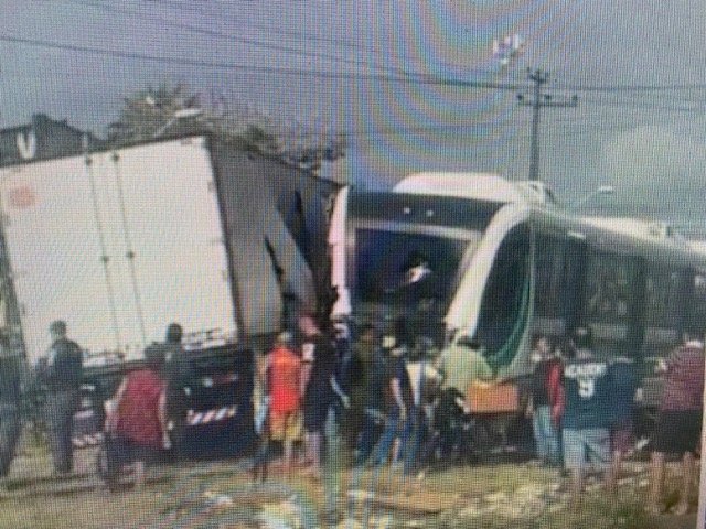 Caminhão colide com trem do VLT em Fortaleza 1 Blog do Eliomar