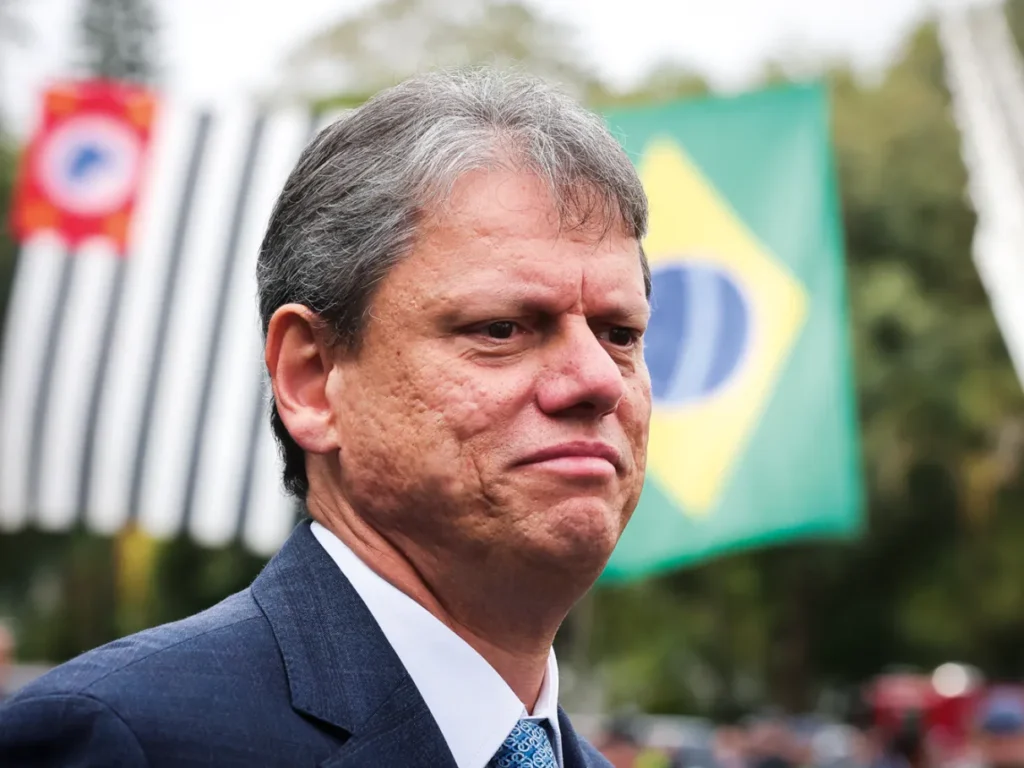 "Tarcísio foge do centro, se assume de extrema-direita e esquece o País" - Por Luiz Henrique Campos 2 Blog do Eliomar