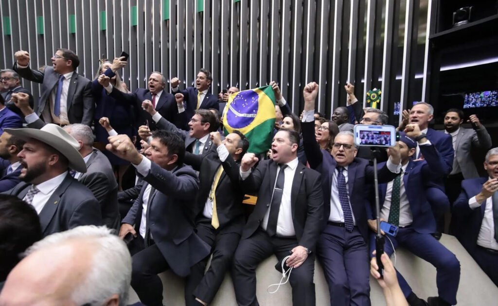 "A nova política nasceu velha, apodreceu cedo, mas o seu cheiro ainda vai durar muito" - Por Luiz Henrique Campos 8 Blog do Eliomar