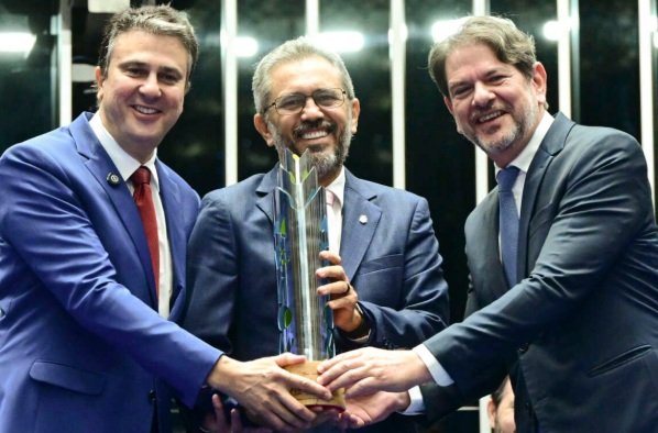 Alfabetização de crianças - "Reconhecimento que pertence a todo o povo do Ceará, especialmente aos nossos educadores", diz Elmano 4 Blog do Eliomar