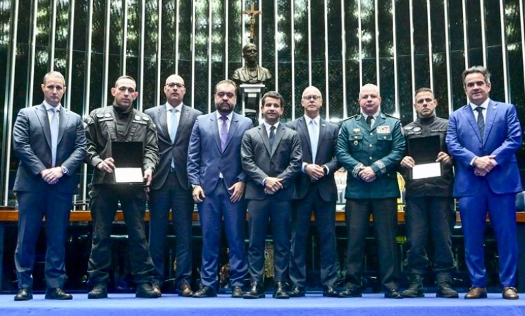 Congresso homenageia policiais mortos durante a Operação Contenção 2 Blog do Eliomar