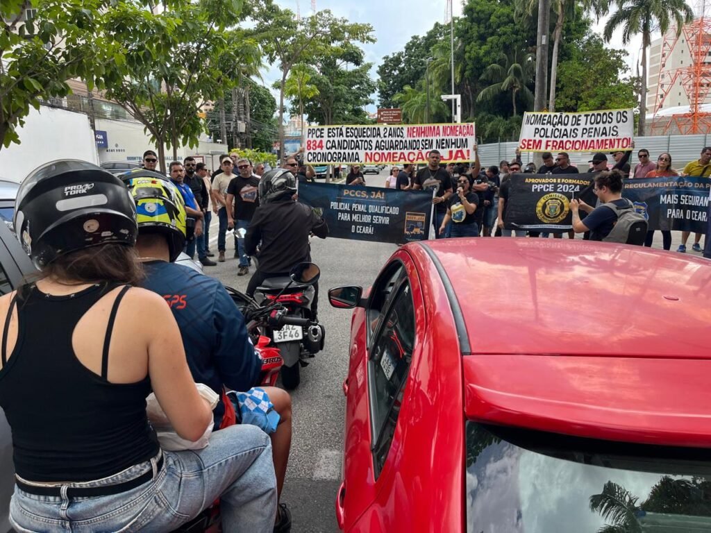 Policiais penais bloqueiam avenida em Fortaleza para cobrar por PCCs 4 Blog do Eliomar