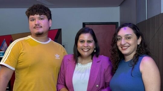 "Entre traços e palavras: onde a literatura também se desenha" - Por Mirelle Costa 1 Blog do Eliomar