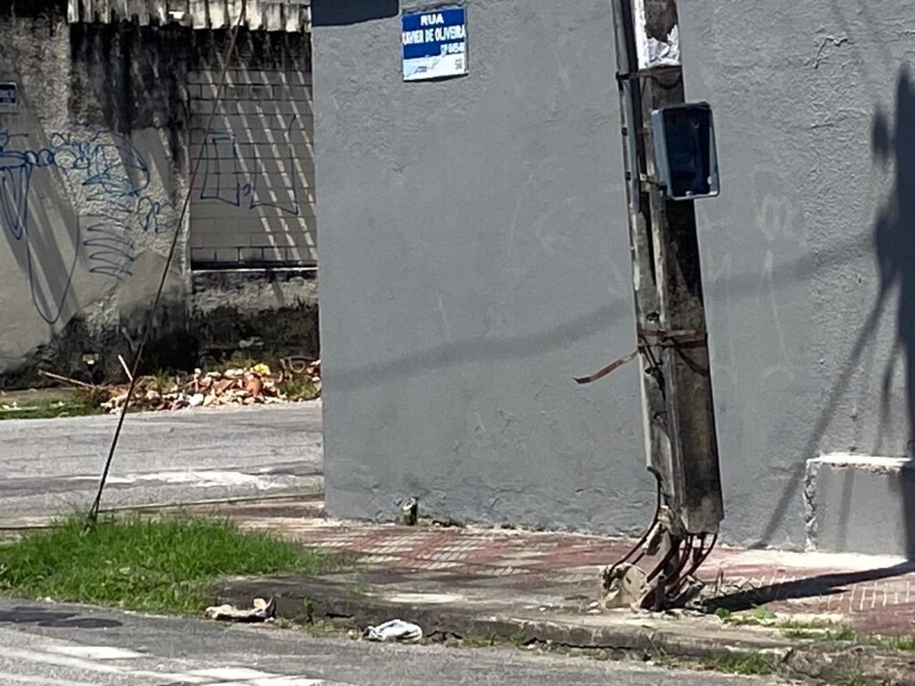 Poste de energia elétrica é risco no bairro Amadeu Furtado, em Fortaleza 3 Blog do Eliomar